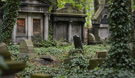Czy ksiądz może odmówić pogrzebu? Czy ateista może być pochowany na katolickim cmentarzu?