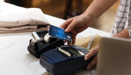 Polski klient woli płacić kartą. Przedsiębiorcy ustępują, zakładają terminale płatnicze i rezygnują z płatności od 5 czy 10 zł