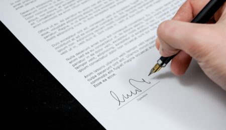 Fałszowanie podpisów jest karalne. Co grozi za podpisanie się za kogoś?
