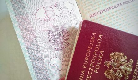 Jak wyrobić paszport? Gdzie składać wniosek, ile kosztuje wyrobienie paszportu i na jakie zniżki możemy liczyć
