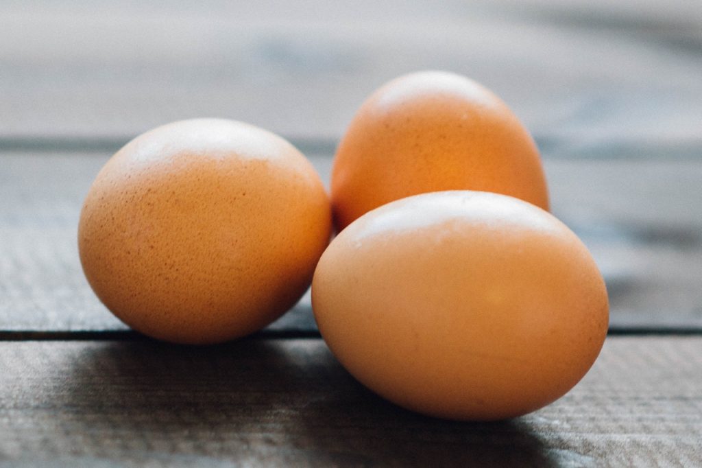 Salmonella w jajkach. Jak rozpoznać jajka z salmonellą? Jak się ustrzec przed chorobą? Dlaczego GIS nas informuje?