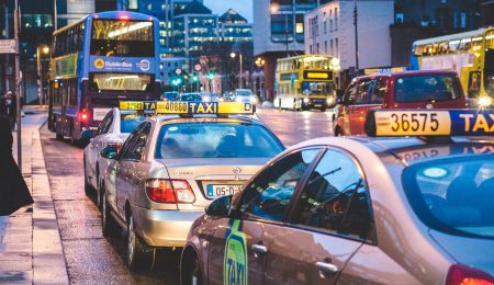 Główne grzechy polskich taksówkarzy? Wysokie ceny i brak informacji o kosztach przejazdu