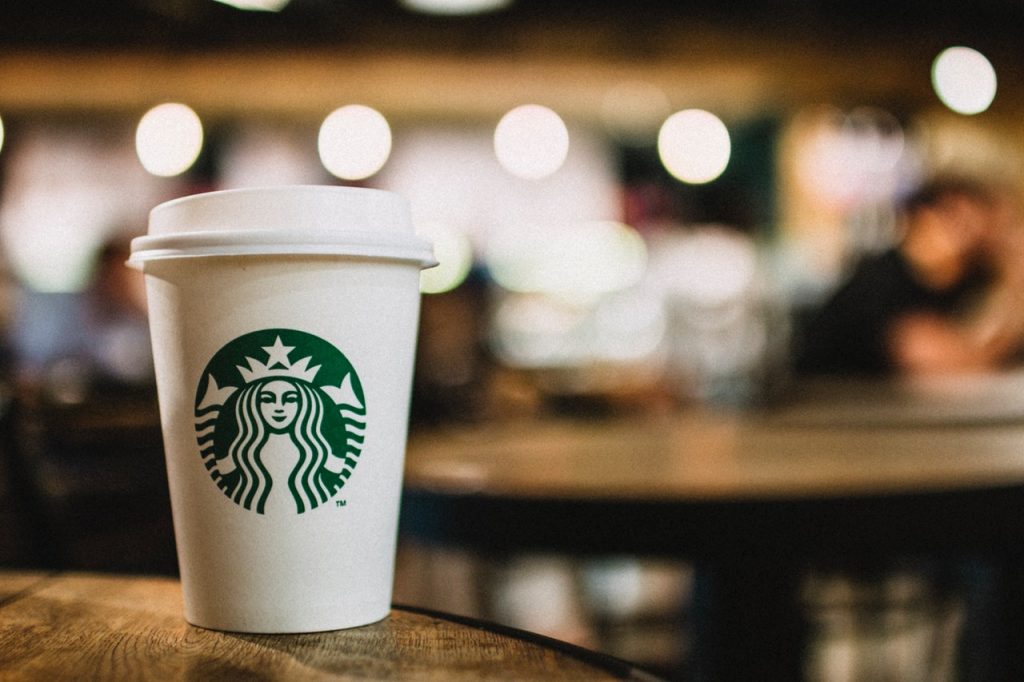 Kawa w Grze o Tron jednak nie należała do Starbucksa, ale ten i tak dzięki pomyłce „zarobił” 2,3 miliarda dolarów