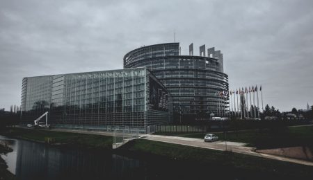 Radosław Sikorski wspiera inicjatywę próbującą zredukować liczbę siedzib Parlamentu Europejskiego. Dla dobra UE