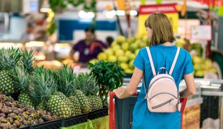 Ponieważ ceny jedzenia rosną niedostatecznie szybko, rząd wprowadza podatek dla robiących zakupy w Biedronce i Lidlu