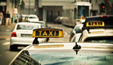 Opłata za kurs taksówką, spośród całej badanej Europy, jest najniższa w Warszawie