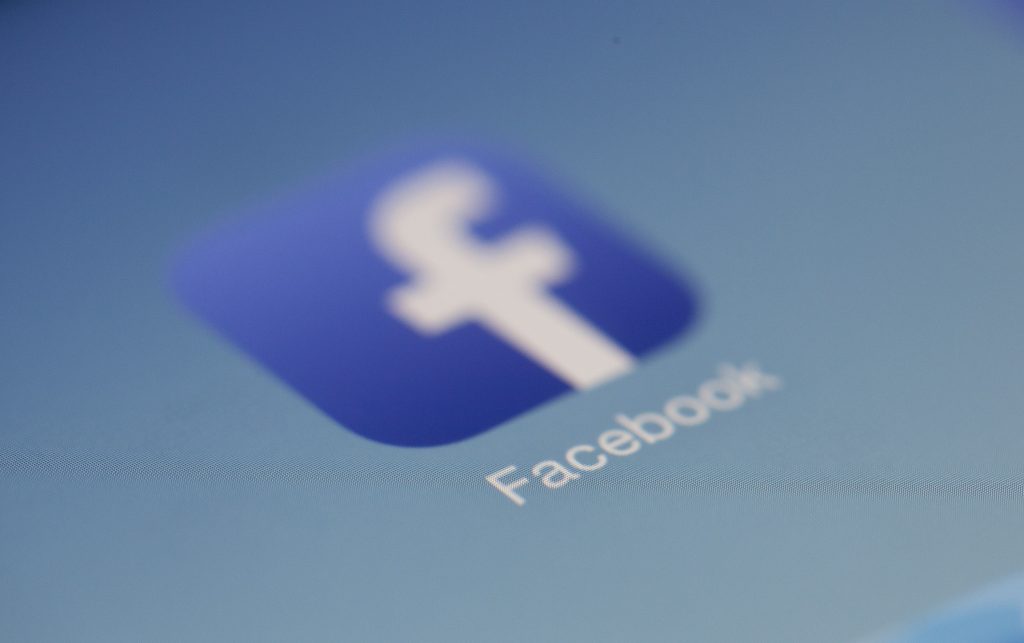 Cenzura na Facebooku uwiera szefa Rady Mediów Narodowych – czy portal łamie Konstytucję RP?