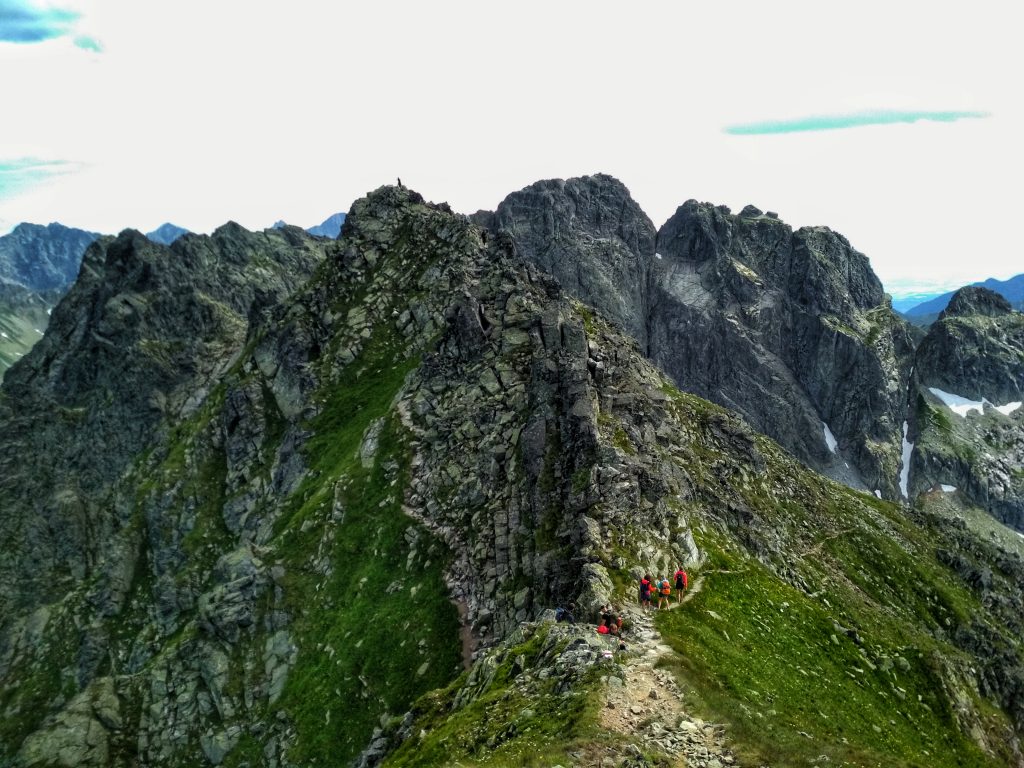 Turyści w Tatrach to wyzwanie dla prawa, bezpieczeństwa i życia. Sprawdzamy co odgiewoncili tego lata