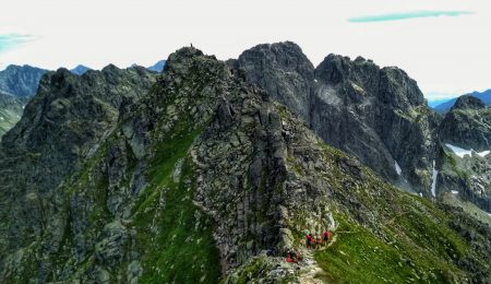 Turyści w Tatrach to wyzwanie dla prawa, bezpieczeństwa i życia. Sprawdzamy co odgiewoncili tego lata