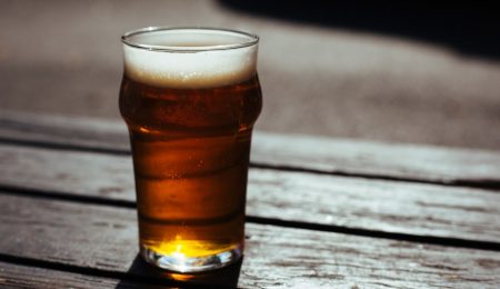 Czy można pić piwo bezalkoholowe w miejscu pracy? Okazuje się, że może to być podstawą do natychmiastowego zerwania stosunku pracy