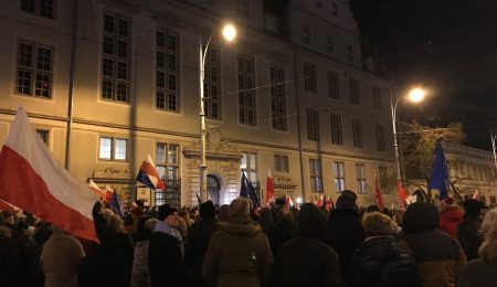 Jak co grudzień Polacy stoją pod sądami. Czy uliczne protesty w obronie sądów mają dość energii by zatrzymać ustawę represyjną?