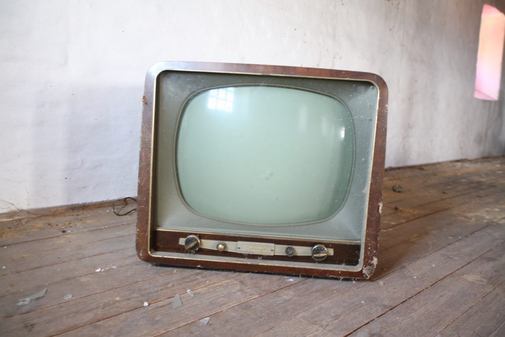 Abonament RTV dotyczy posiadaczy telewizorów i radioodbiorników – nie wszystkich jednak, bo ustawodawca przewidział zwolnienia dla niektórych osób