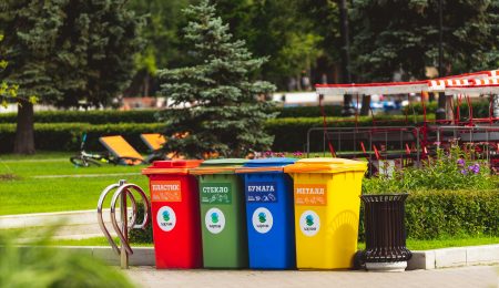 Zwykli mieszkańcy płacą za wywóz śmieci znacznie więcej niż przedsiębiorcy. W Warszawie samorząd i ministerstwo przerzucają się odpowiedzialnością