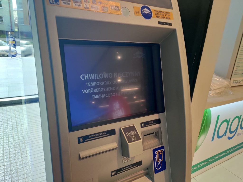 Bankomaty w całym kraju nie działają? To nie jest prawda, ale te niedziałające to rezultat naszej histerii, a nie polecenia władz
