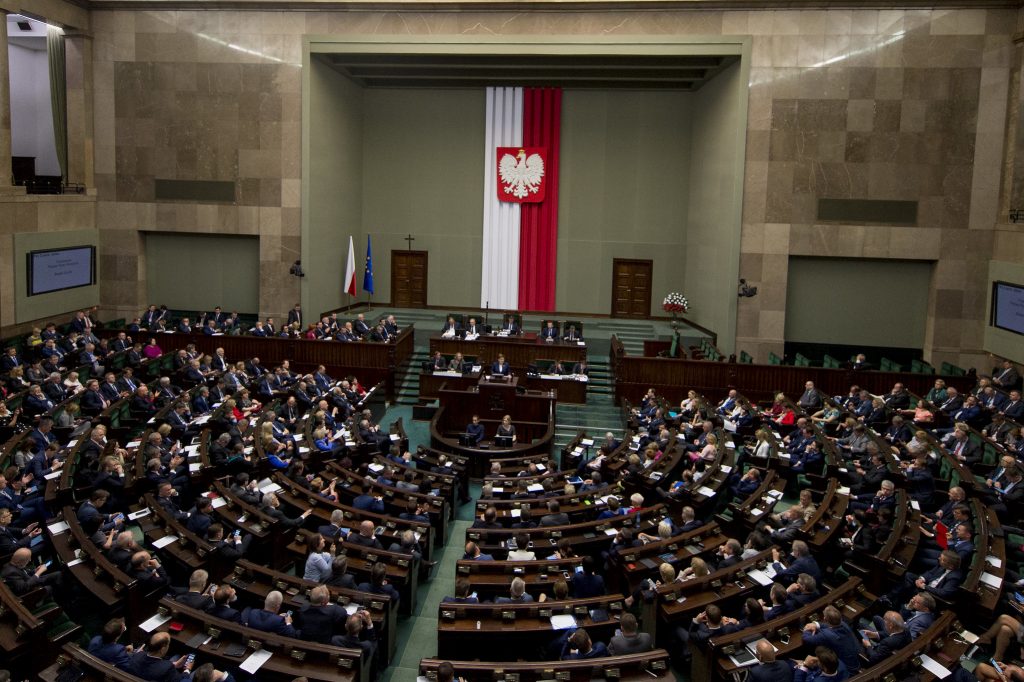 Węgry nie są już demokratycznym krajem, a Polska jest nim tylko częściowo. Tak wynika z amerykańskiego raportu