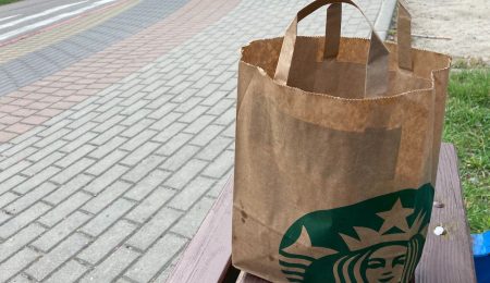 4 kanapki Starbucks za łącznie 13 zł. Aplikacje pozwalające kupić „resztki” z restauracji to genialny pomysł na walkę z marnowaniem jedzenia