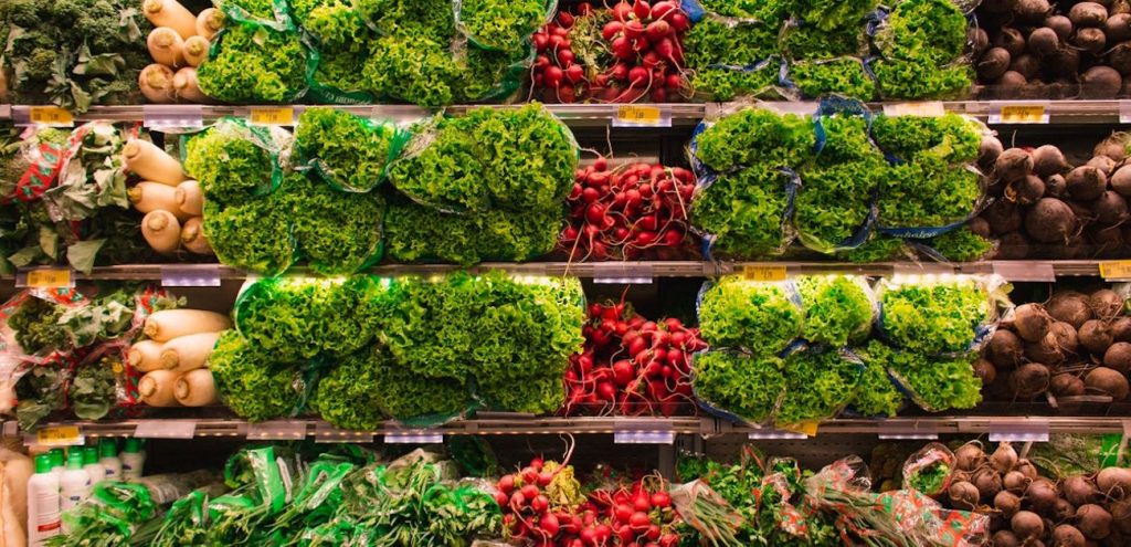 Rząd myśli o otwarciu państwowej sieci sklepów spożywczych Warzywniak Plus. Będą sprzedawać warzywa z PGR?