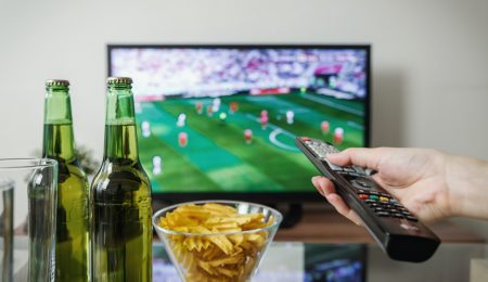 Czy reklama Żabki o „trenowaniu przy piwie przed telewizorem” nakłania do złego?