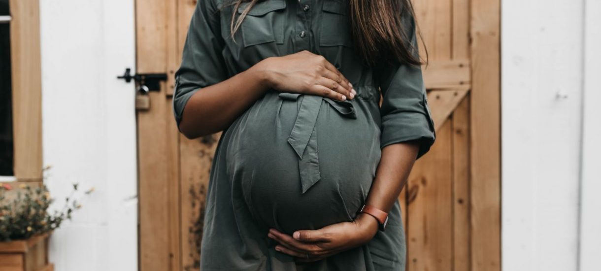 Kolejna ciąża w trakcie urlopu związanego z macierzyństwem – jak wpływa na stosunek pracy?