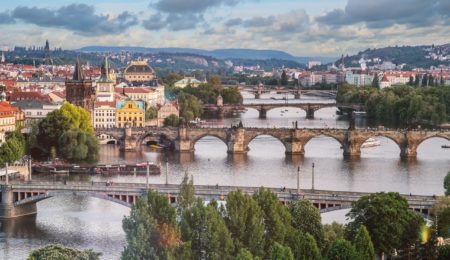 Czechy i Słowacja wprowadzają stan wyjątkowy – czy wprowadzi go też Polska? Wyborów na horyzoncie nie ma, więc kto wie…