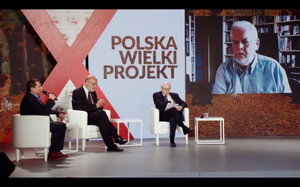 Jarosław Kaczyński wręczał nagrodę bez maseczki „bo był w pracy”. Czyli rządzący niczego się nie nauczyli