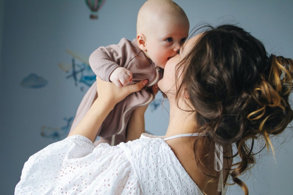 Zastrzeżenie urlopu macierzyńskiego tylko dla matek to niekoniecznie dyskryminacja. Zdaniem TSUE znaczenie ma cel takiej regulacji