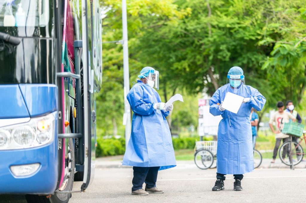 Jak skończy się pandemia? Polscy naukowcy mają pięć scenariuszy. Tylko jeden jest optymistyczny
