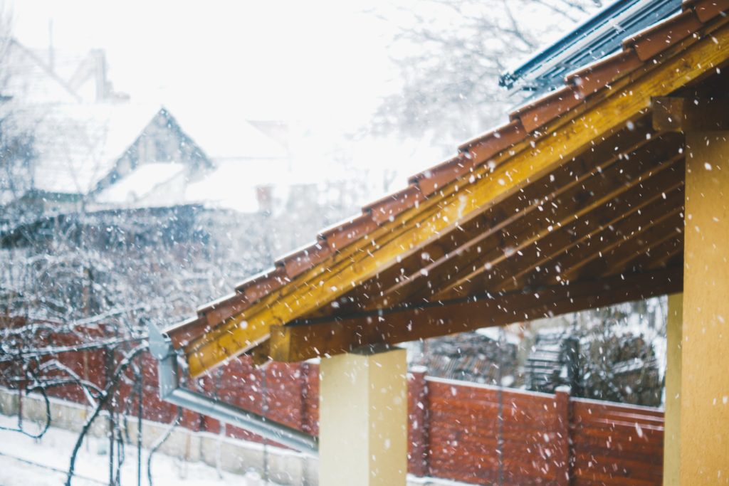 Roztopy to poważny i niebezpieczny problem. Kto odpowiada za śnieg spadający z dachu?