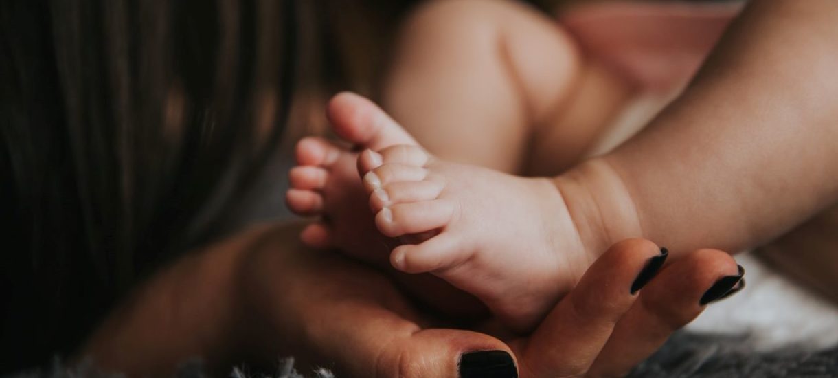 Wymiar urlopu macierzyńskiego zależy od liczby urodzonych dzieci, a wysokość zasiłku – od złożenia w terminie właściwego wniosku