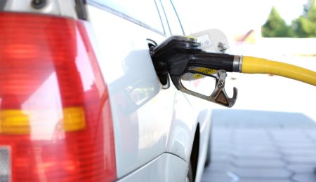 Zakaz sprzedaży nowych samochodów benzynowych i spalinowych możliwy już za kilka lat. Warszawiacy i krakowianie są za