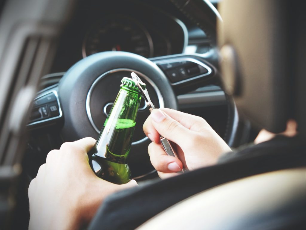 Picie piwa bezalkoholowego podczas prowadzenia pojazdu niekoniecznie jest bezkarne. Co może grozić sprawcy?