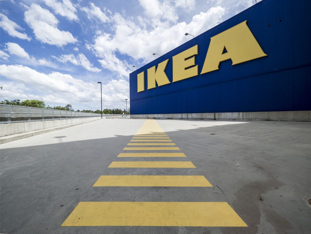 Ikea chce zwalczać wyrzucanie mebli i umożliwić klientom ich oddawanie w zamian za bon. Ale to właśnie ona sprawiła, że wysypiska zapełniły się meblami
