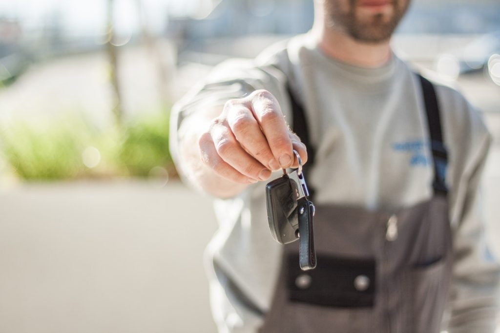 Zgubione lub skradzione kluczyki od auta, dowód rejestracyjny albo tablica to dodatkowe, często wysokie koszty. Można ich jednak uniknąć