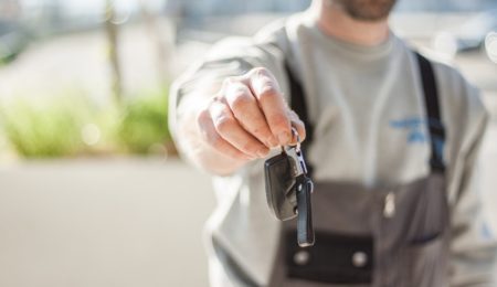 Zgubione lub skradzione kluczyki od auta, dowód rejestracyjny albo tablica to dodatkowe, często wysokie koszty. Można ich jednak uniknąć