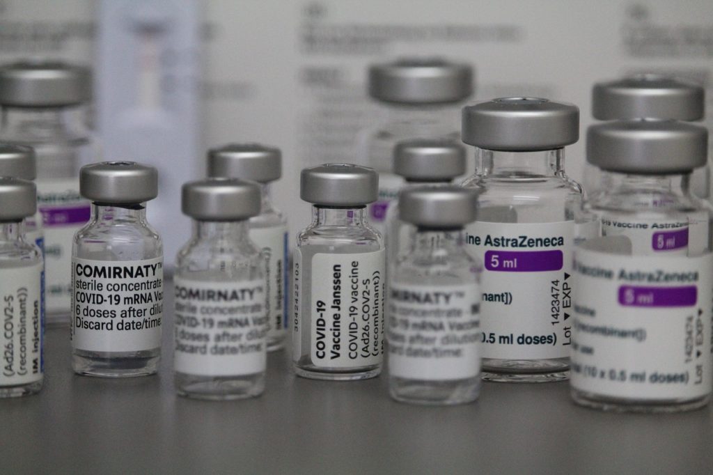 Szczepionka Pfizera została w pełni zatwierdzona przez agencję FDA. To podstawa do obowiązkowych szczepień – na razie w USA