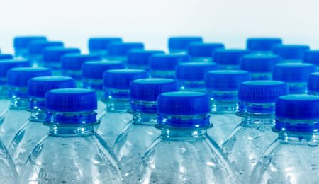 Już od przyszłego roku do każdej butelki plastikowej ma zostać doliczona kaucja. Takie zmiany planuje rząd