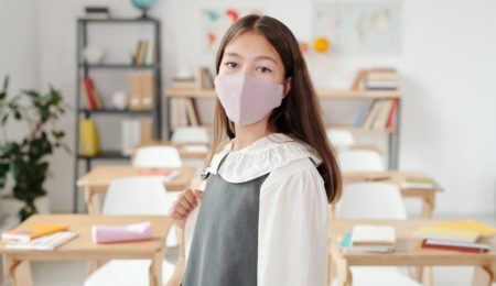 Uczniowie mogą być zmuszeni do noszenia maseczek w szkole. Jeśli nie posłuchają, grożą im konsekwencje – podobnie jak ich rodzicom