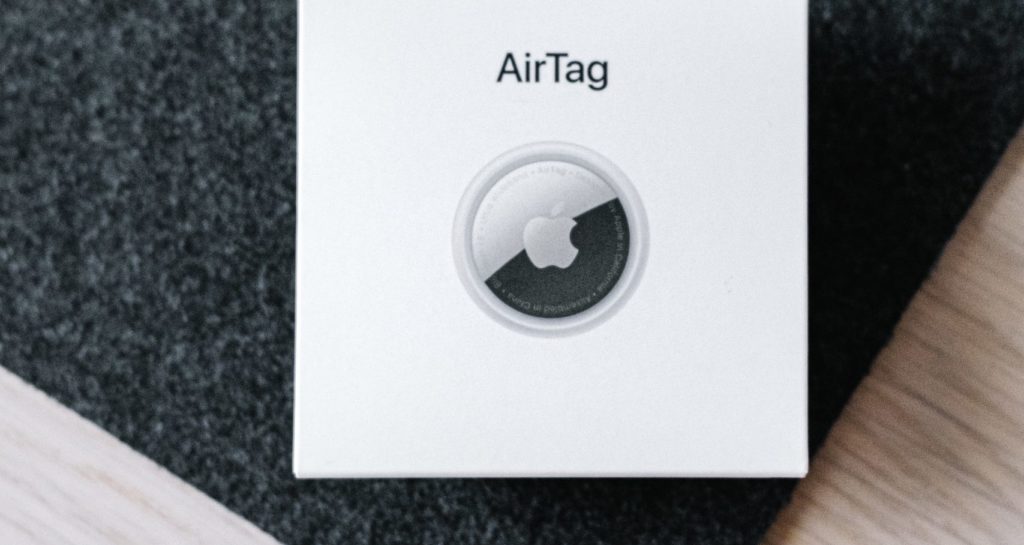 AirTag od Apple ma wpływać na bezpieczeństwo, a tymczasem przestępcy wykorzystują go m.in. do kradzieży aut