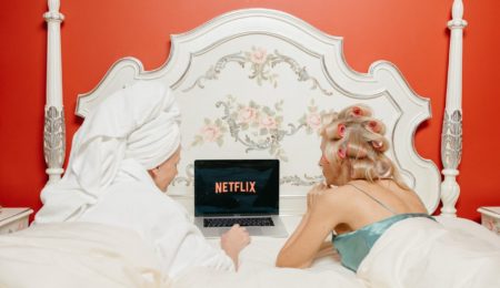 Netflix reaguje na spadek liczby subskrybentów i zaoferuje tańszą usługę. Jest jednak pewien haczyk