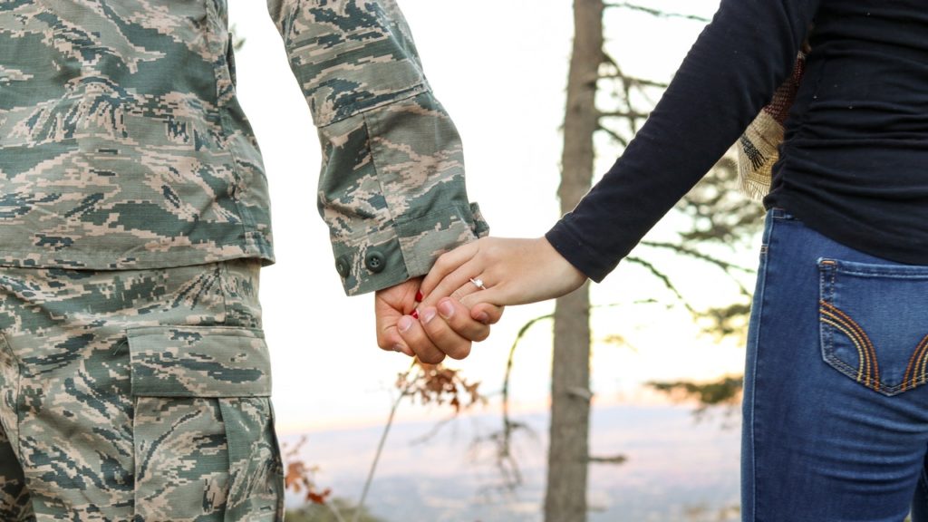 Nie zwolnią cię z pracy, jeśli wyślesz małżonka do armii