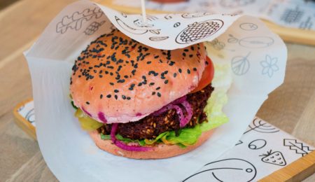 Koniec wegańskich burgerów we Francji. Rolnicy chcą, by zakaz obowiązywał w całej Unii