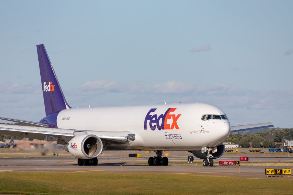 Usługi frachtowe FedEx pozwalają na szybki i sprawny transport. Z nadaniem dużej przesyłki na drugi koniec świata poradzi sobie każdy