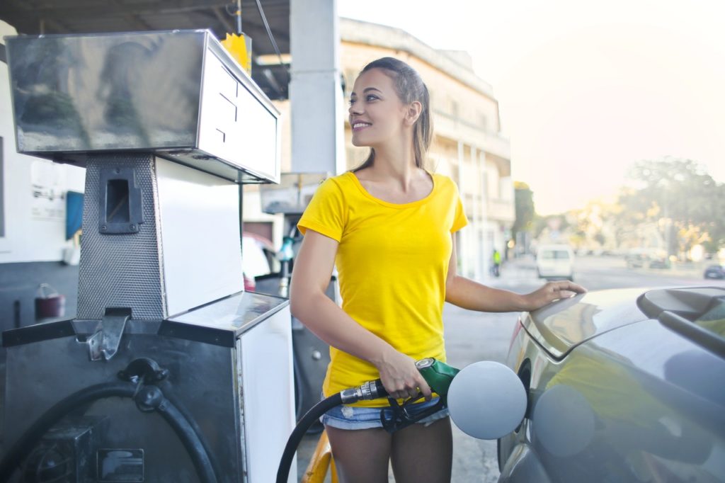 Benzyna choćby i poniżej 7 złotych, ale cena w promieniu 5 kilometrów może różnić się o 50 groszy na litrze