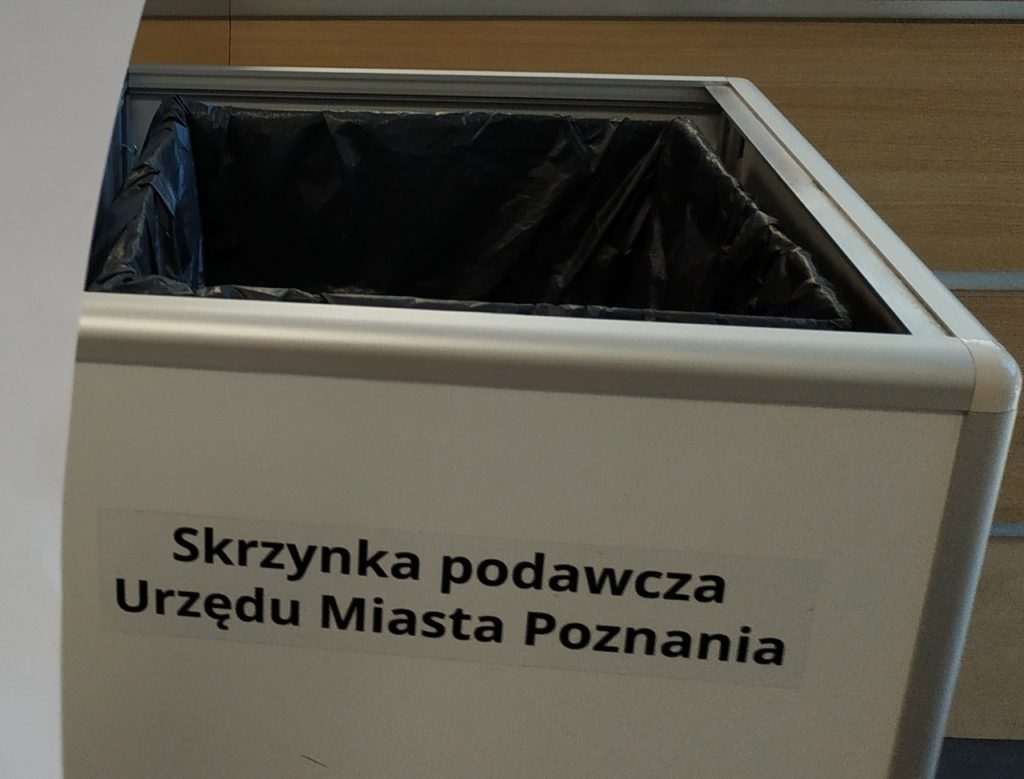 Skrzynka podawcza Urzędu Miasta Poznania wygląda niczym kosz na śmieci