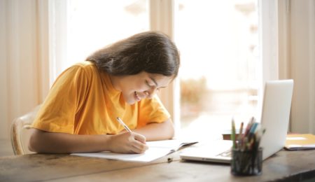 Edukacja domowa – kto może się zakwalifikować, jak uzyskać zgodę i ile mogą zyskać rodzice