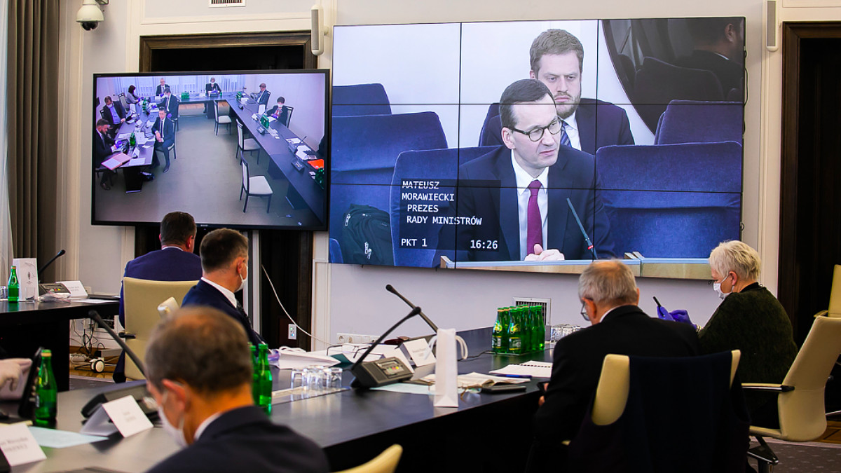 Kryzys w Polsce. Czas zamrozić prezenty wyborcze i ratować gospodarkę