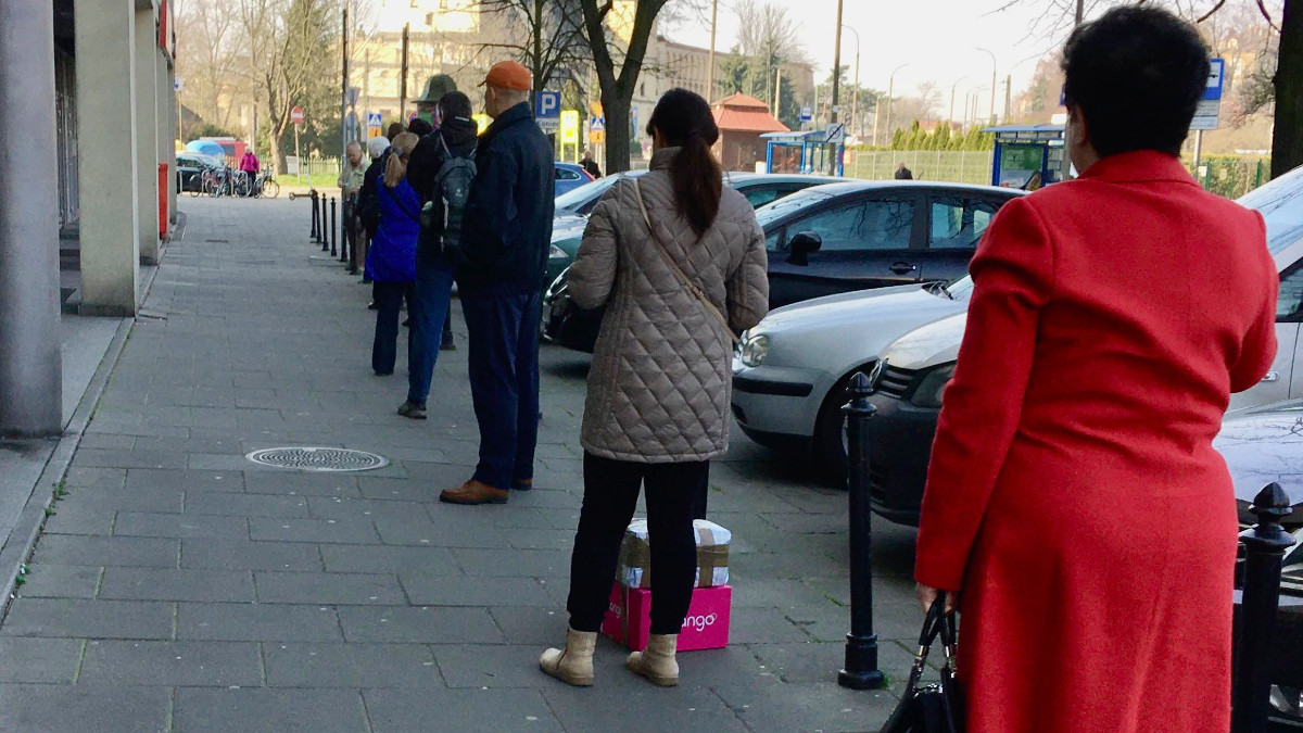 Poczta Polska nie odpuszcza. Kolejki nie maleją, że spółka zarabia na usługach pobocznych