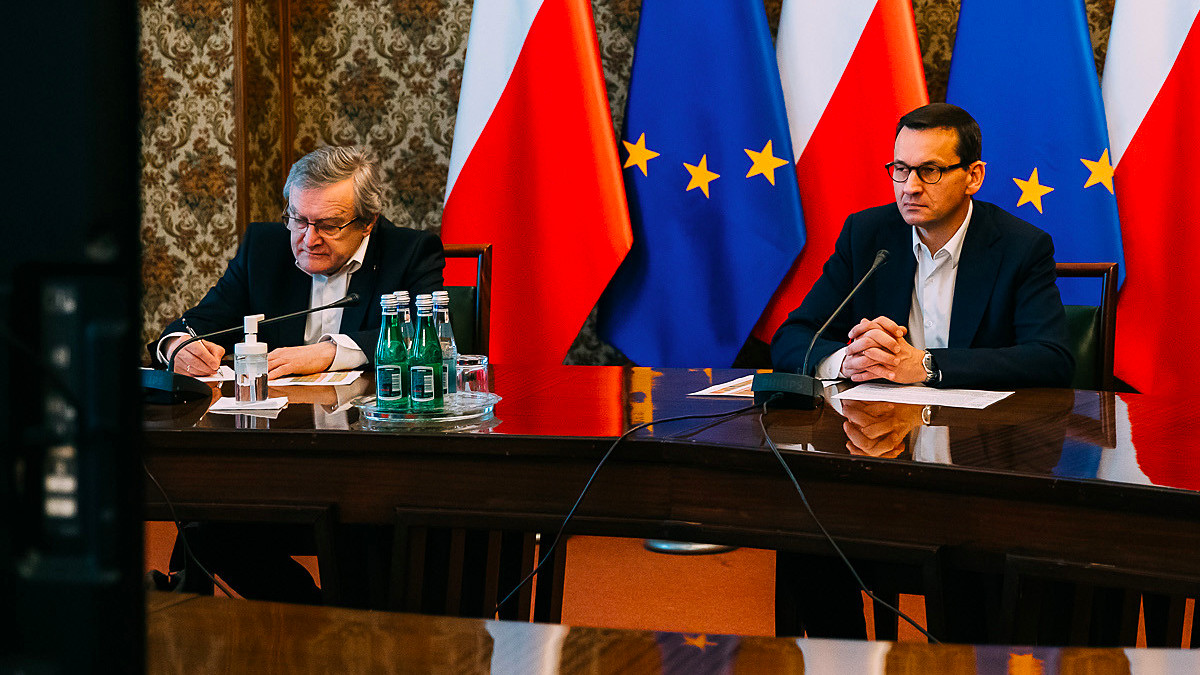 Odmrażanie gospodarki. Rząd pozwala zdjąć maseczki i daje zielone światło kinom i siłowniom
