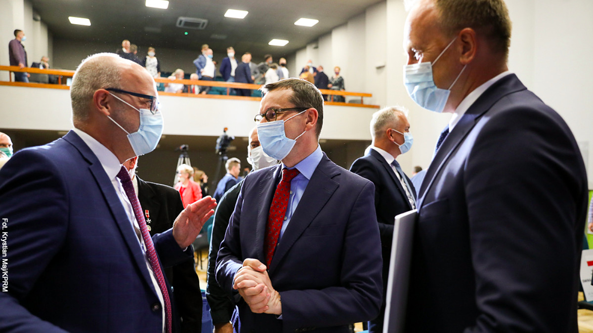 Luzowanie obostrzeń. Rząd zmniejszy dystans z 2 m do 1,5 m oraz zezwoli na liczniejsze konferencje i imprezy sportowe