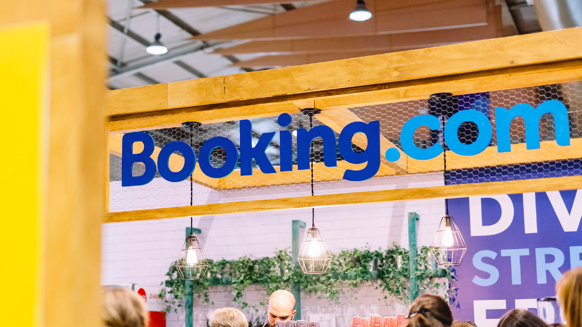 Booking.com nie ma wstydu. Cały kraj pała świętym oburzeniem po tym, co wymyślił zarząd